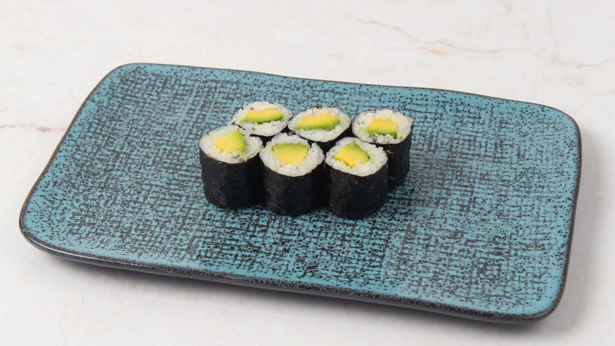 Avocado hosomaki σε κεραμικό πιάτο
