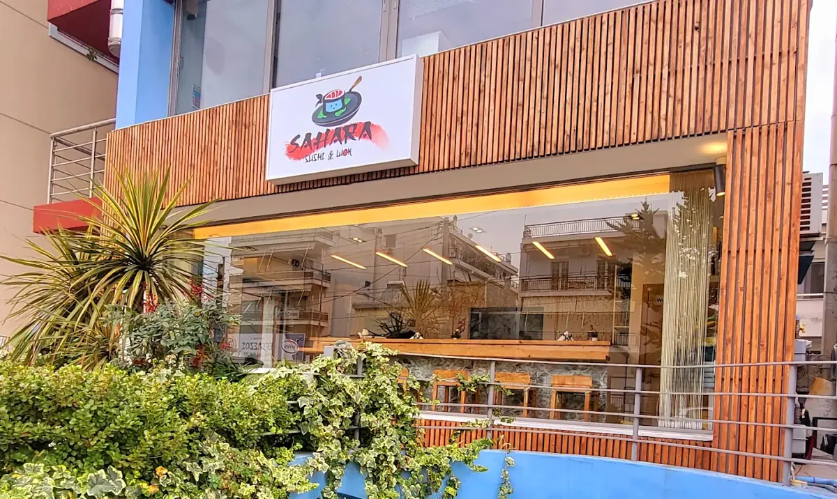 Η ξύλινη πρόσοψη του Sahara Sushi & Wok στην οδό Αχιλλέως, Παλαιό Φάληρο