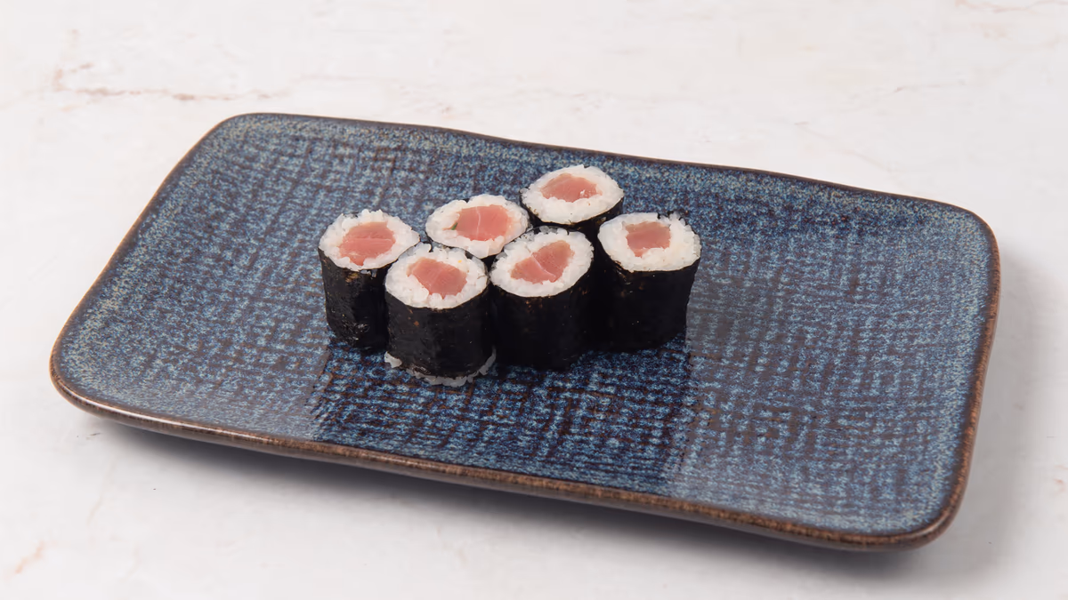 Maki rolls σε κεραμικό πιάτο