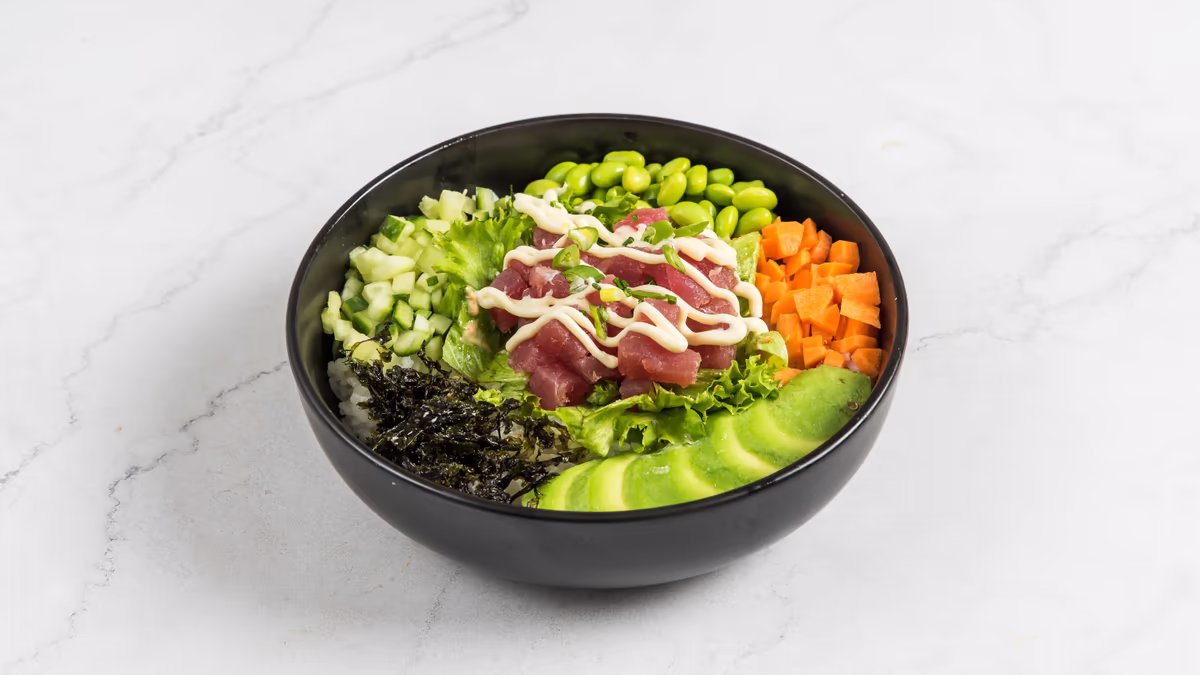 Poke bowl με αβοκάντο και edamame