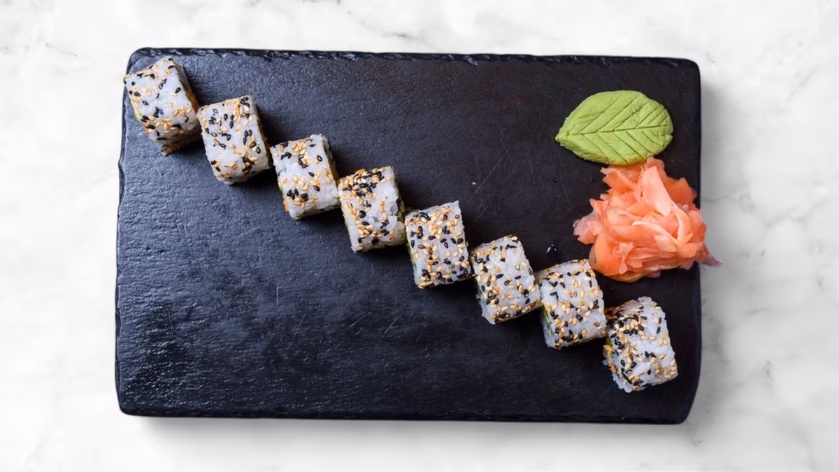 Rolls σε πλάκα με τζίντζερ και wasabi