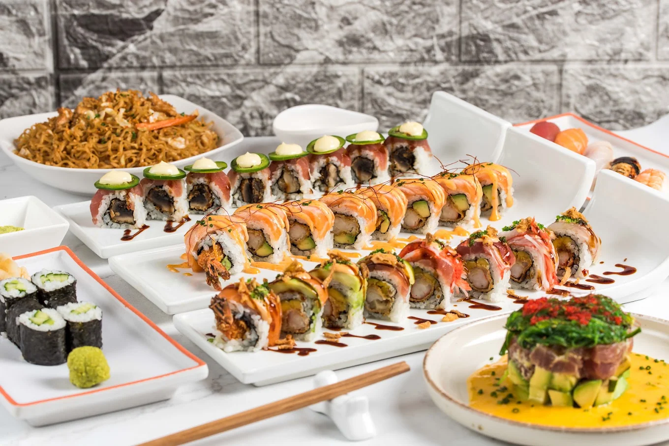 Πιατέλα με signature rolls, noodles, hosomaki και ταρτάρ τόνου στο Sahara Sushi & Wok
